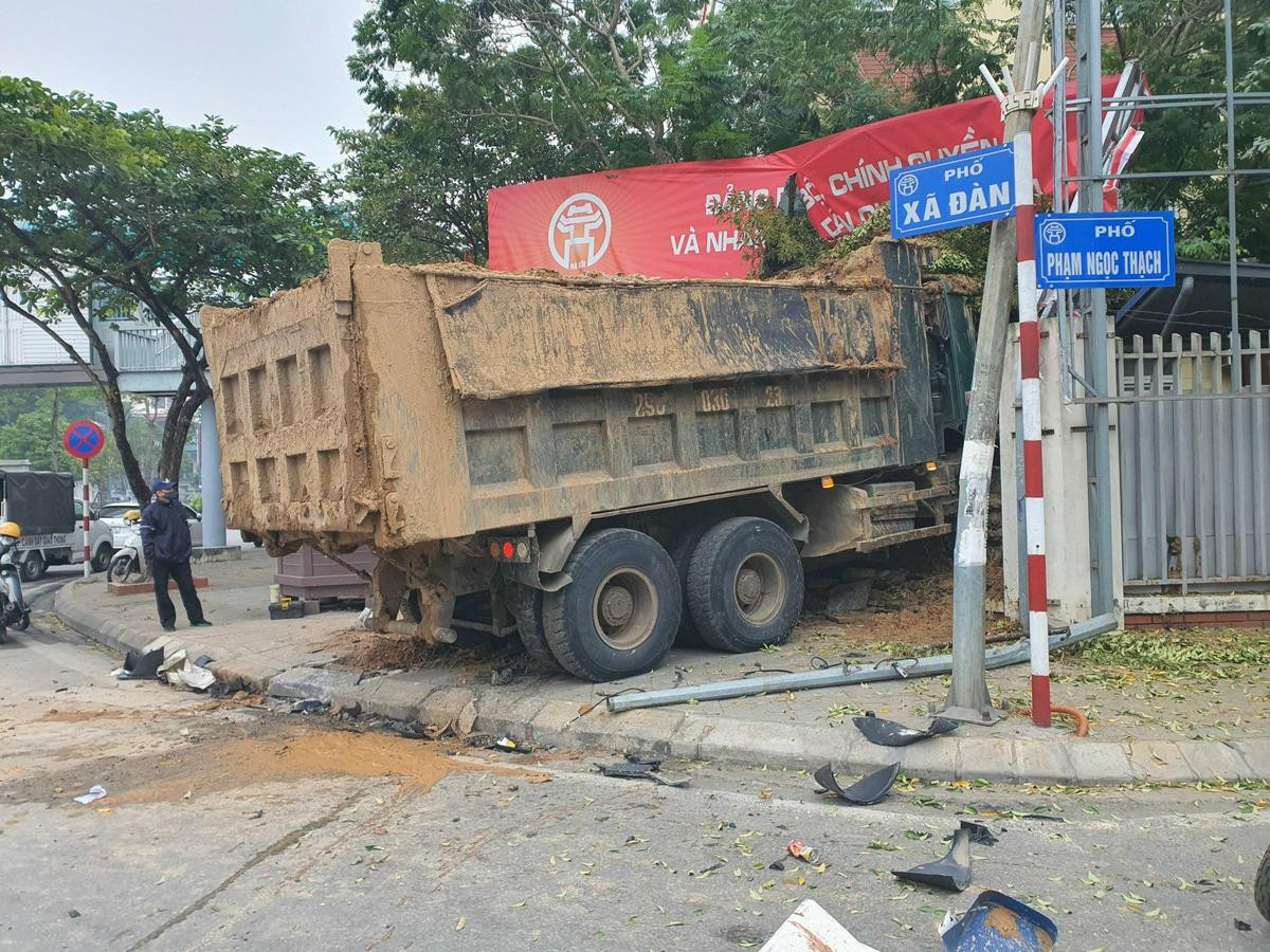 Hà Nội: Xe tải va chạm với xe sang BMW rồi tông sập một mảng tường trường tiểu học Ảnh 2