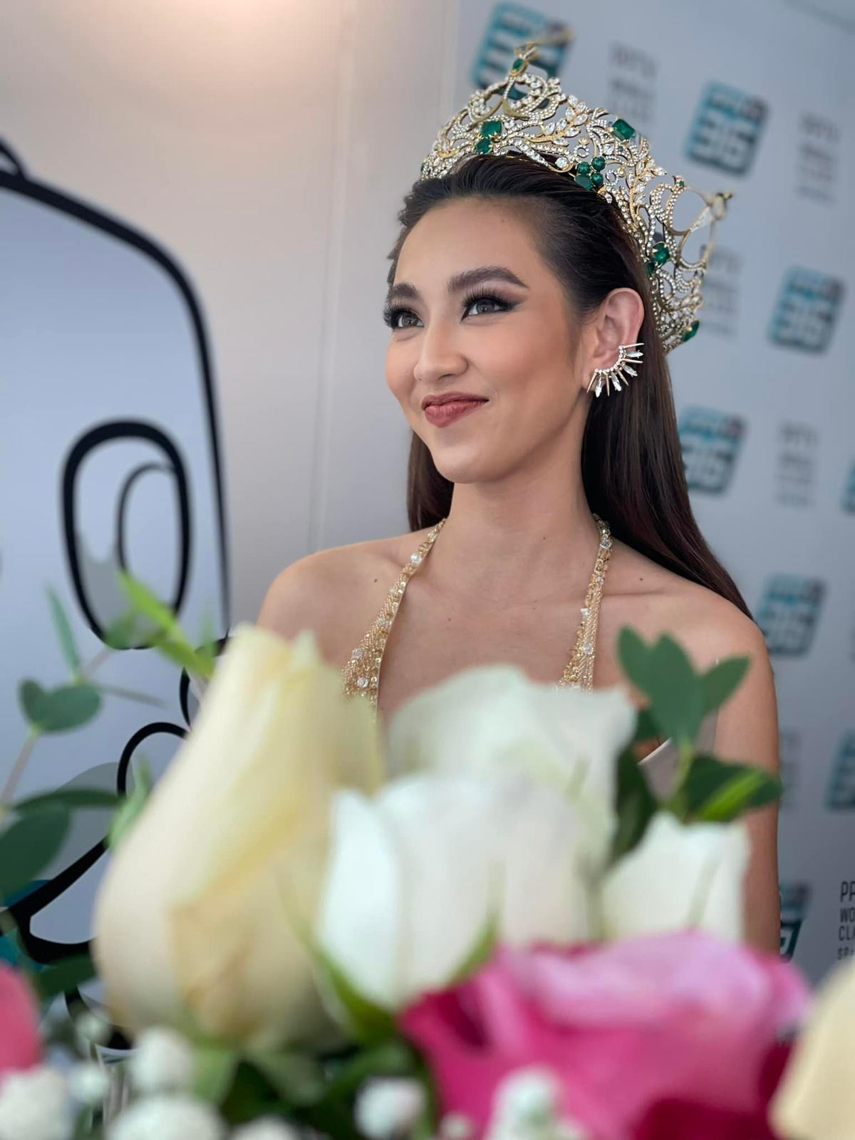 Miss Grand Thùy Tiên diện váy 'ốc quế sầu riêng', bị chụp lén vẫn xinh ngất ngây Ảnh 4