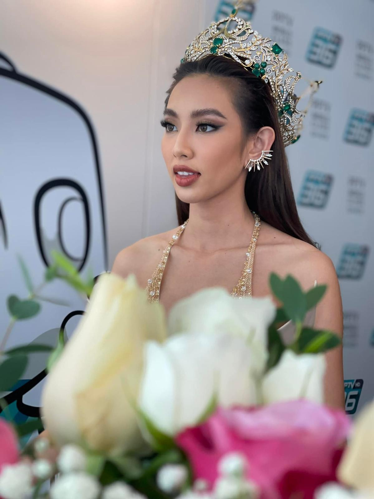 Miss Grand Thùy Tiên diện váy 'ốc quế sầu riêng', bị chụp lén vẫn xinh ngất ngây Ảnh 2