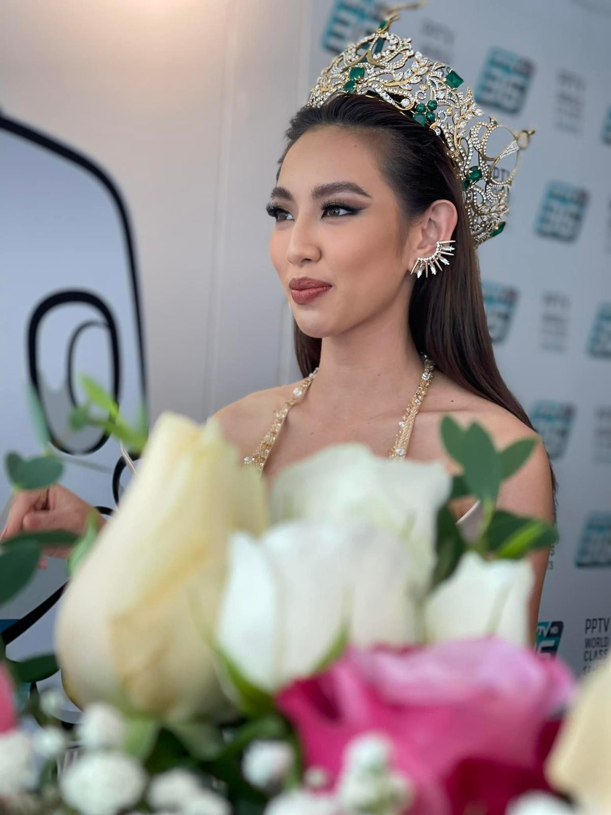 Miss Grand Thùy Tiên diện váy 'ốc quế sầu riêng', bị chụp lén vẫn xinh ngất ngây Ảnh 7