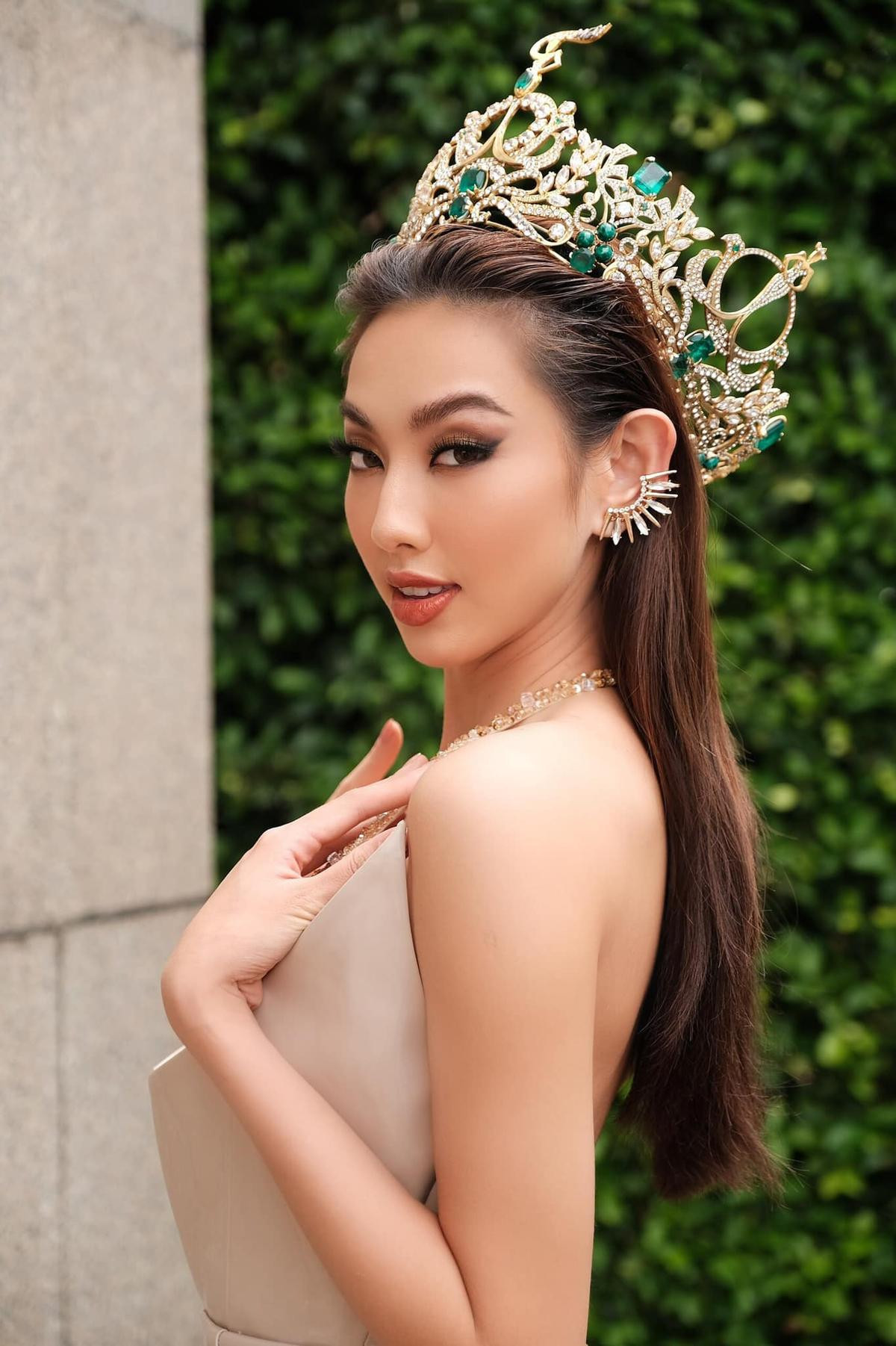 Miss Grand Thùy Tiên diện váy 'ốc quế sầu riêng', bị chụp lén vẫn xinh ngất ngây Ảnh 10