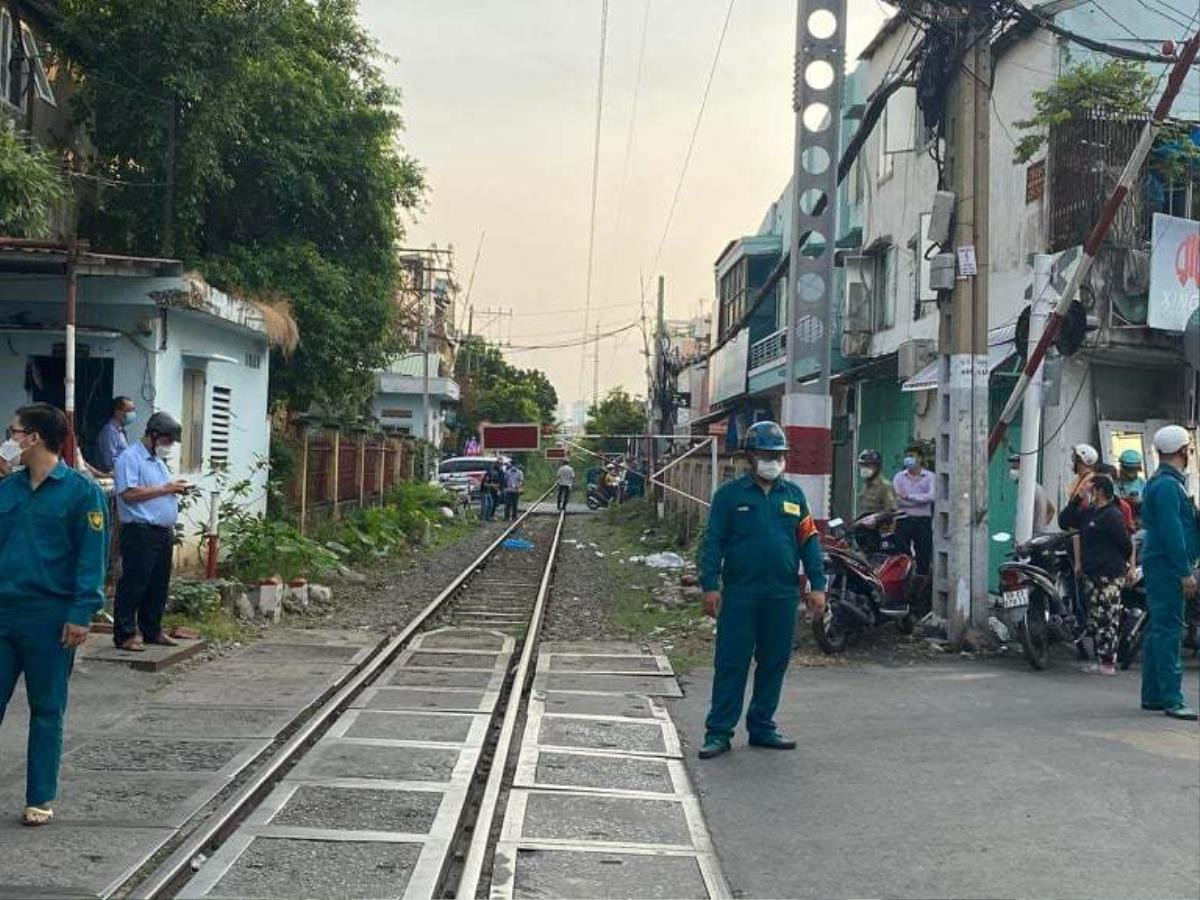 Người phụ nữ bị tàu hỏa kéo lê hơn 100m tử vong sau cự cãi với chồng Ảnh 1