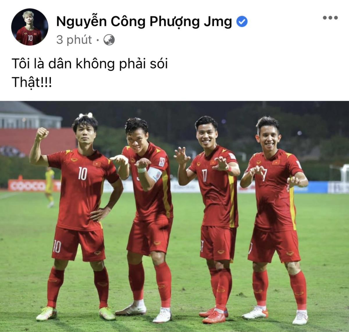 Thủ môn Tấn Trường phản ứng gì với Công Phượng sau trận Việt Nam thắng Malaysia? Ảnh 1