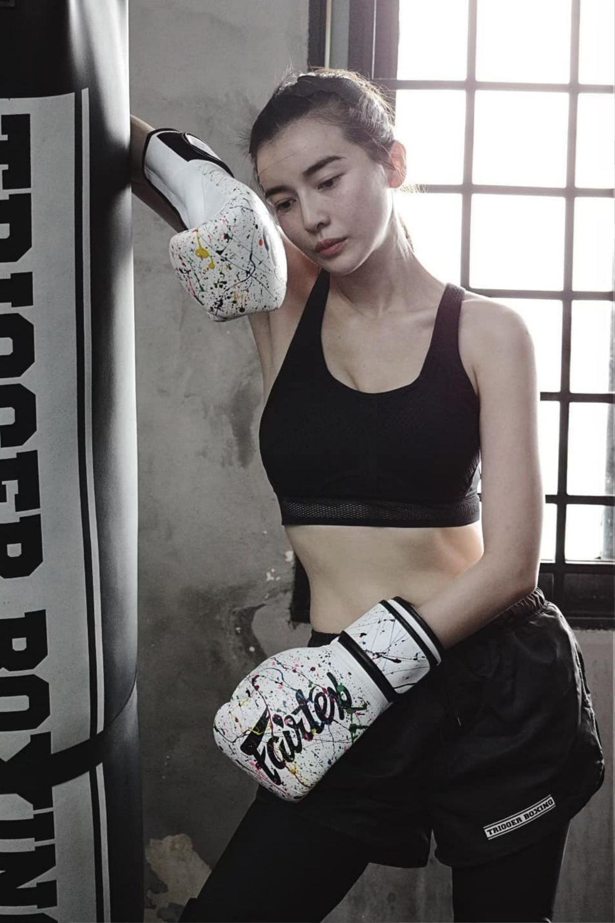 Cao Thái Hà khoe cơ bụng săn chắc nhờ luyện tập boxing Ảnh 3