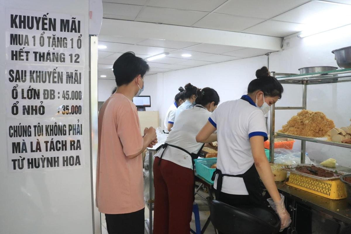 'Đại chiến' bánh mì Sài Gòn: Bà Huynh tạm đóng cửa, phía Huỳnh Hoa vẫn có hàng khách dài xếp hàng đợi mua Ảnh 3