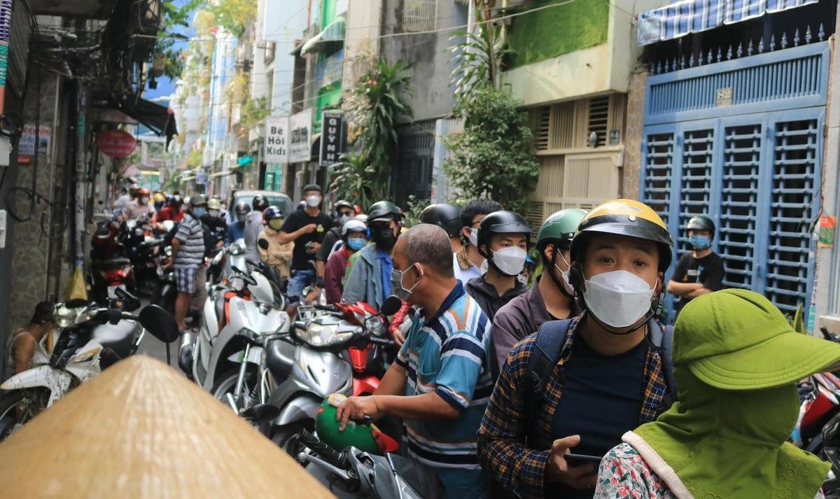 'Đại chiến' bánh mì Sài Gòn: Bà Huynh tạm đóng cửa, phía Huỳnh Hoa vẫn có hàng khách dài xếp hàng đợi mua Ảnh 4