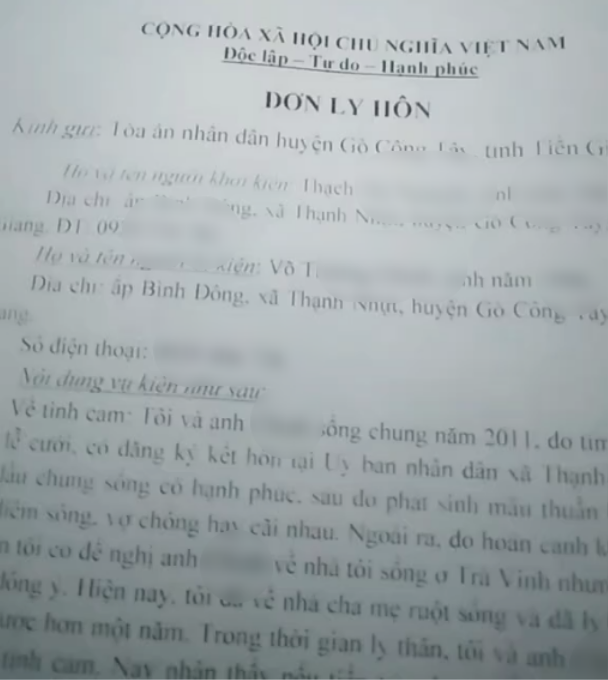 Xôn xao cặp vợ chồng chở nhau đi ly hôn mà ôm eo, cười híp mắt như đi hưởng trăng mật Ảnh 3