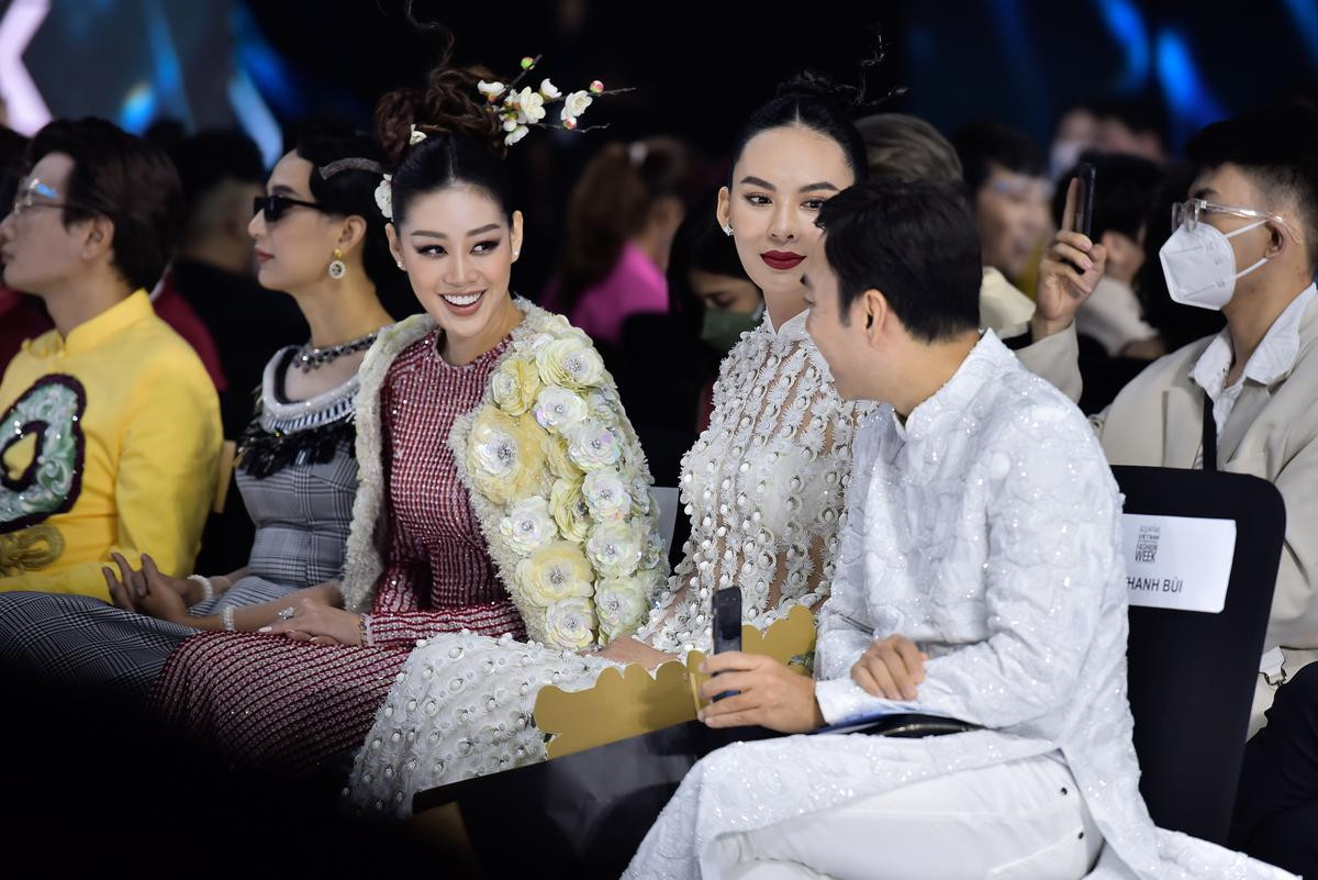 Chị em Hoàn vũ Khánh Vân - Sang Lê yêu kiều trong tà áo dài, ngồi front row xem thời trang Ảnh 7