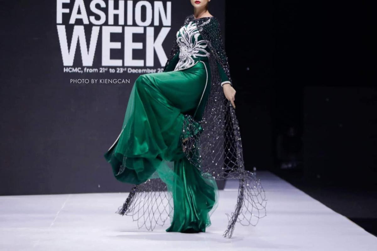 Trang Trần xử lý sự cố khi catwalk thế nào mà fan mỉa mai 'như gà mắc tóc' Ảnh 3