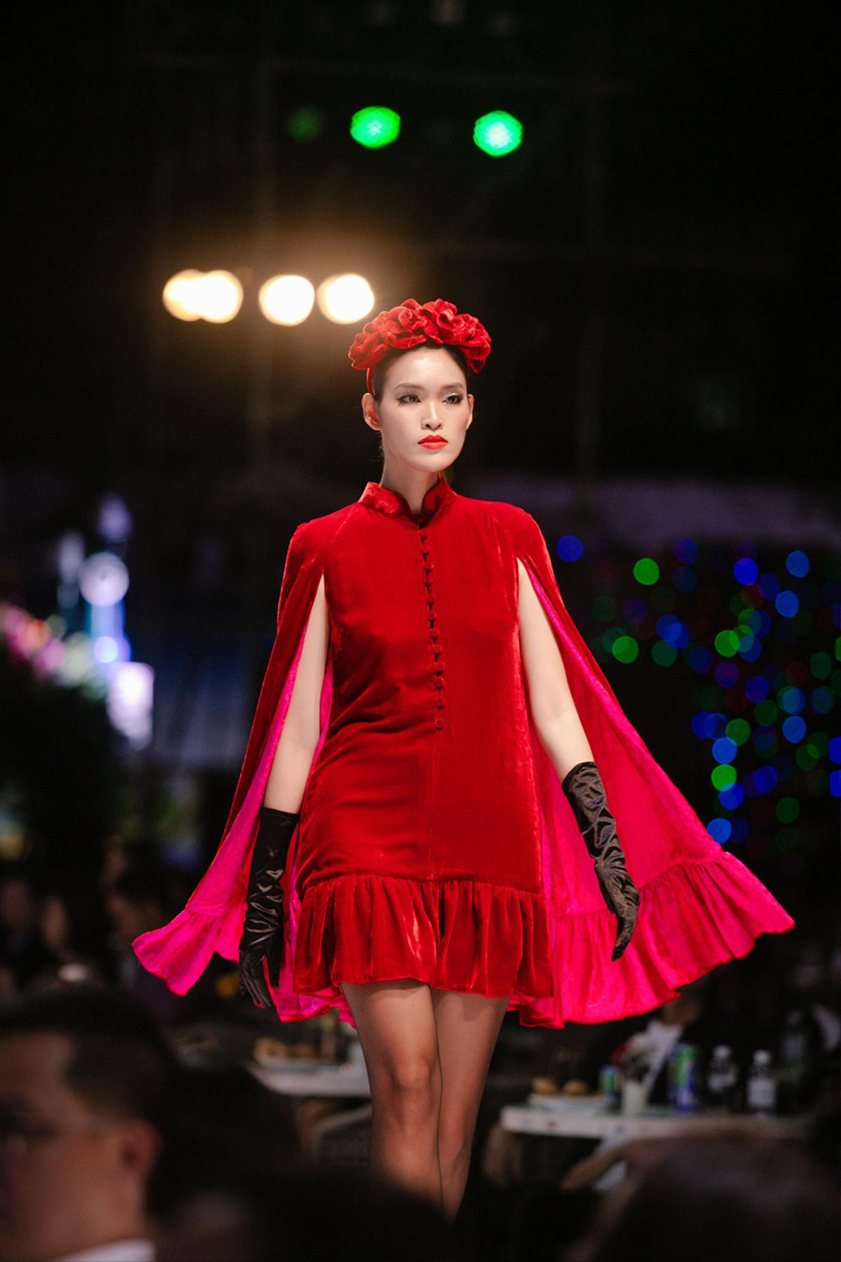 Hoàng Thùy diễn vedette, vẻ đẹp nữ quyền ngời sáng trên sàn catwalk Ảnh 5