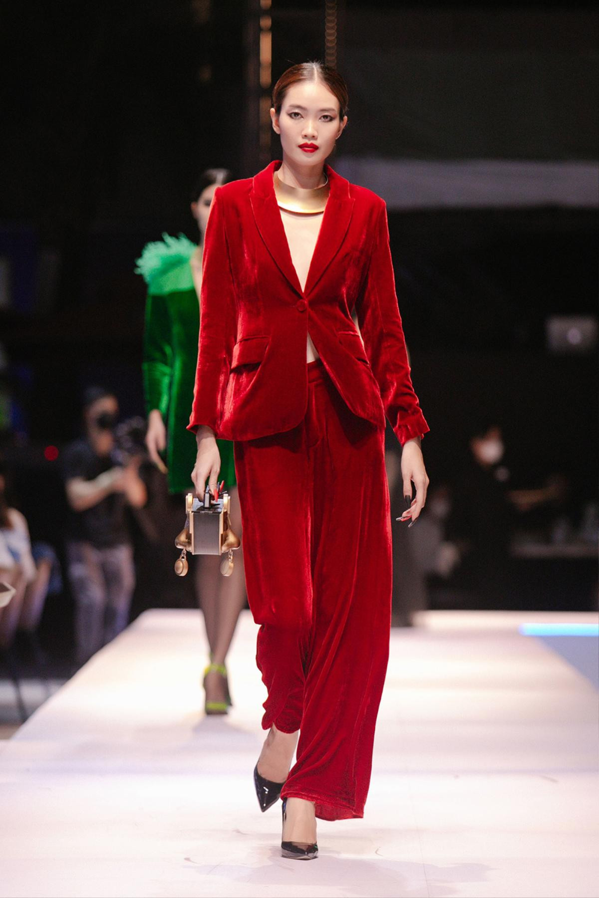 Hoàng Thùy diễn vedette, vẻ đẹp nữ quyền ngời sáng trên sàn catwalk Ảnh 6