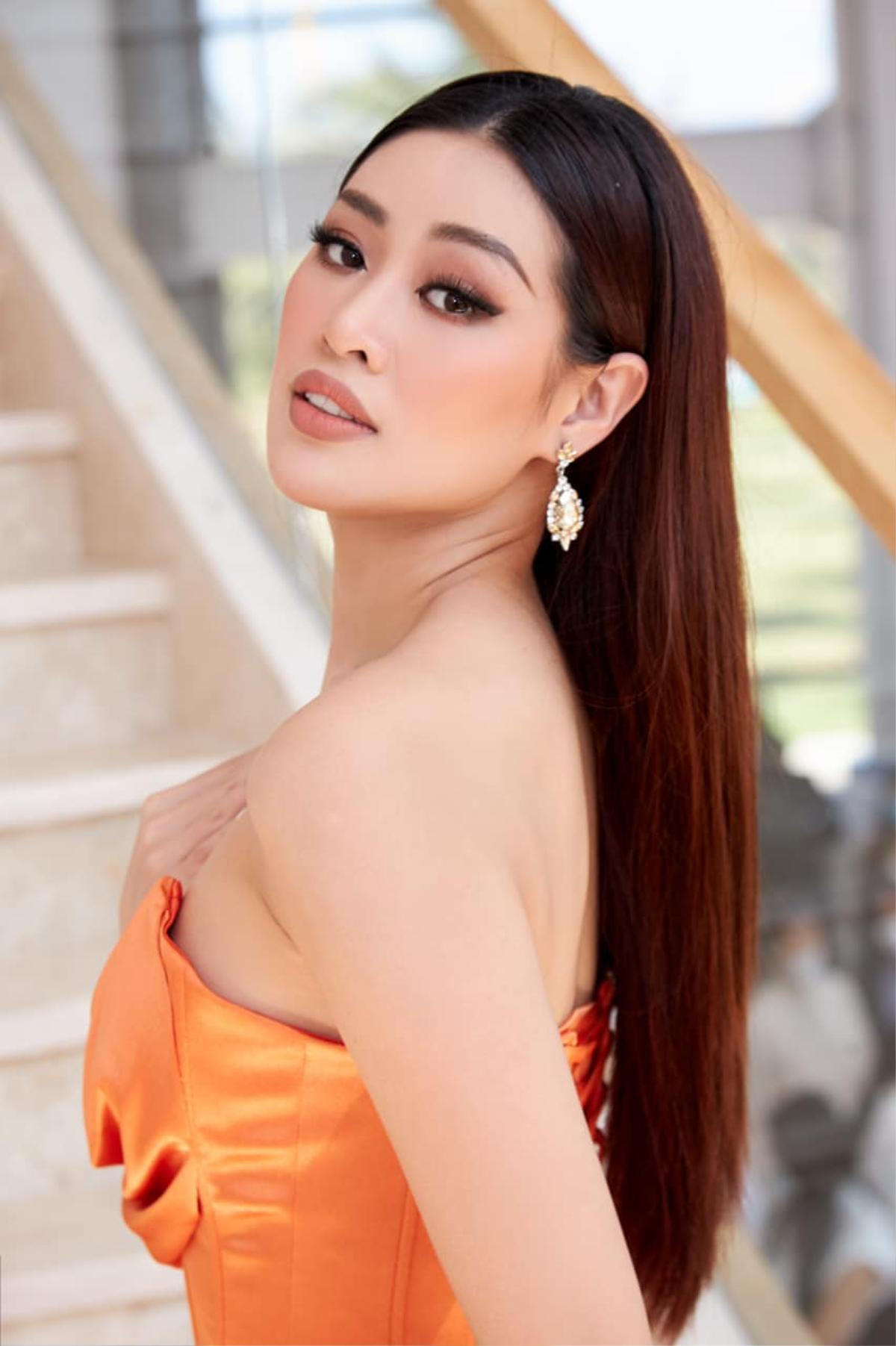 Khánh Vân diện đồ hở trên xẻ dưới, sắc vóc ngày càng xứng danh Miss Universe Việt Nam Ảnh 4