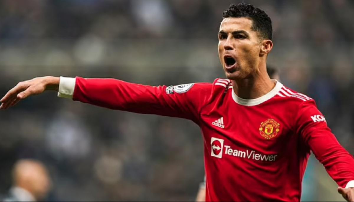 Ronaldo thoát thẻ đỏ sau tình huống 'đá lá' với cầu thủ Newcastle Ảnh 3