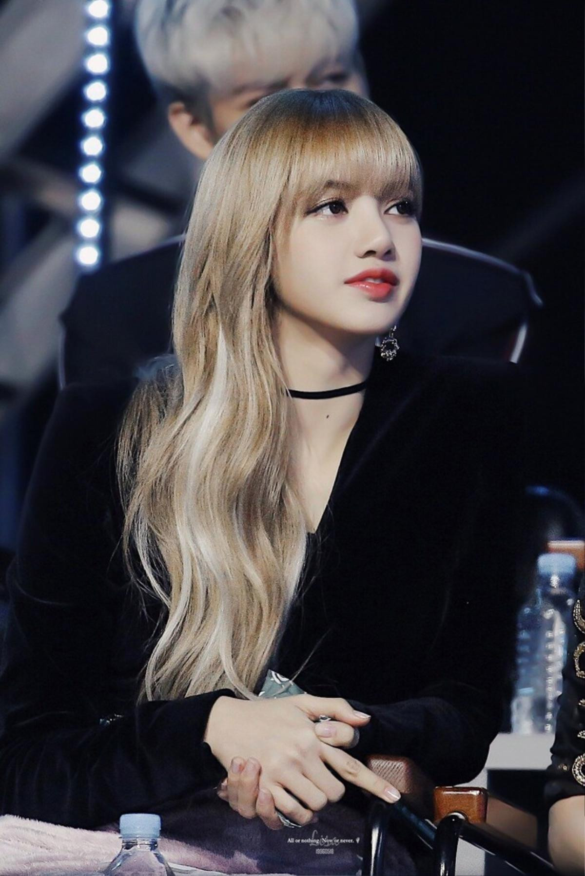 Sân khấu bốc lửa nhất nhì của Thiều Bảo Trâm nhưng sao netizen chỉ toàn nhìn ra Lisa (BlackPink) thế này? Ảnh 5