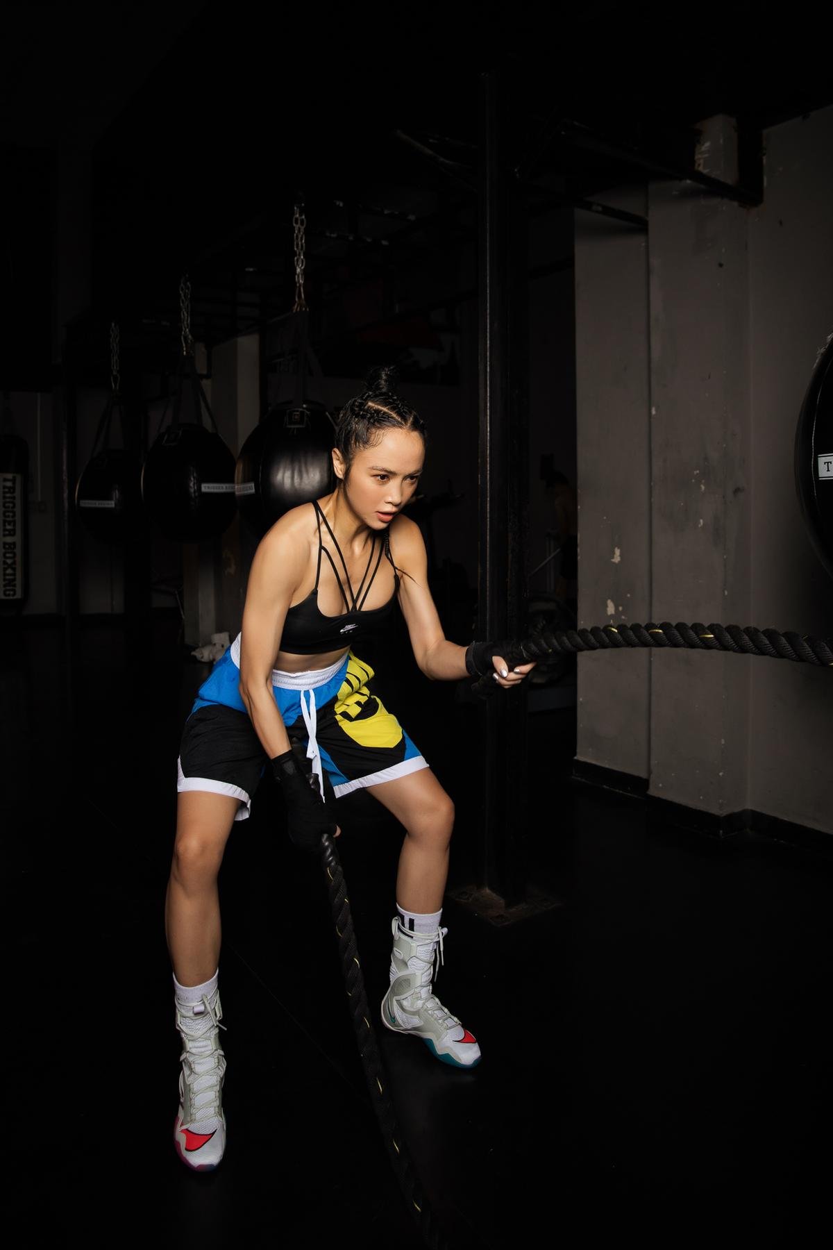 Hot quá đi, Vũ Ngọc Anh trở lại với hình tượng boxing girl, visual nổi bần bật cùng body săn chắc Ảnh 15