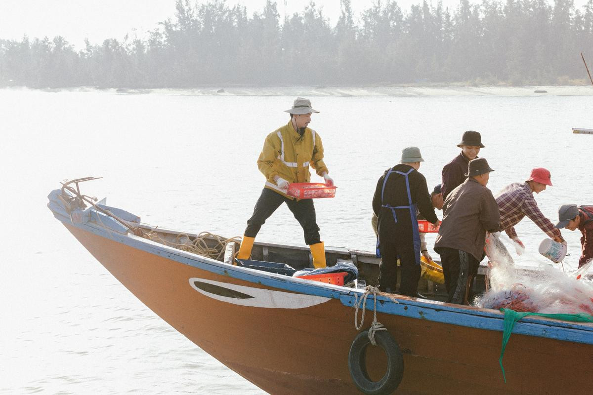 Hóa thân tận 5 hình tượng trong MV mới, Đen lấy nước mắt khán giả khi khai thác góc nhìn về mẹ đầy mới mẻ Ảnh 4