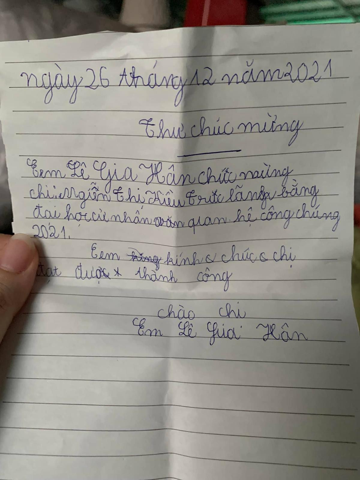 Bật cười trước tấm thiệp chúc mừng chị tốt nghiệp đại học cực dễ thương của cô em gái lớp 3 Ảnh 1