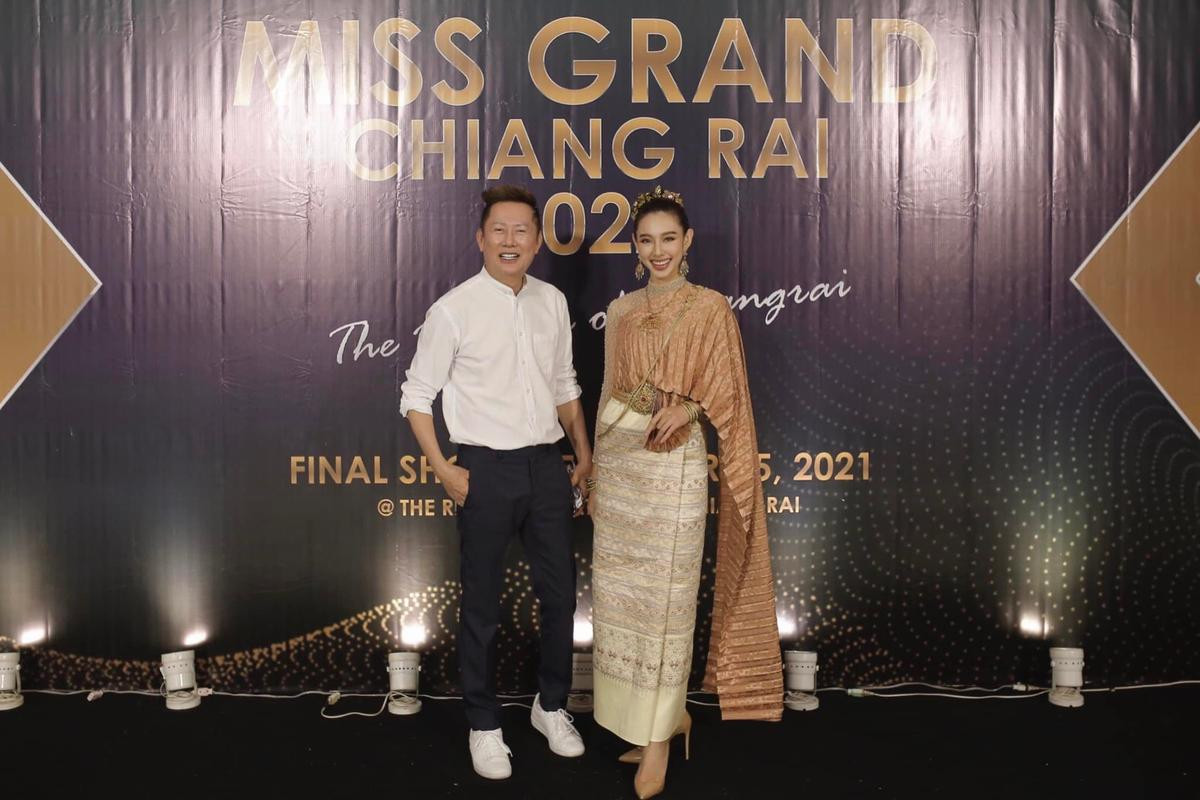 Chủ tịch Miss Grand gây thích thú khi hướng dẫn Thùy Tiên cách trả lời về tin đồn mua giải Ảnh 5