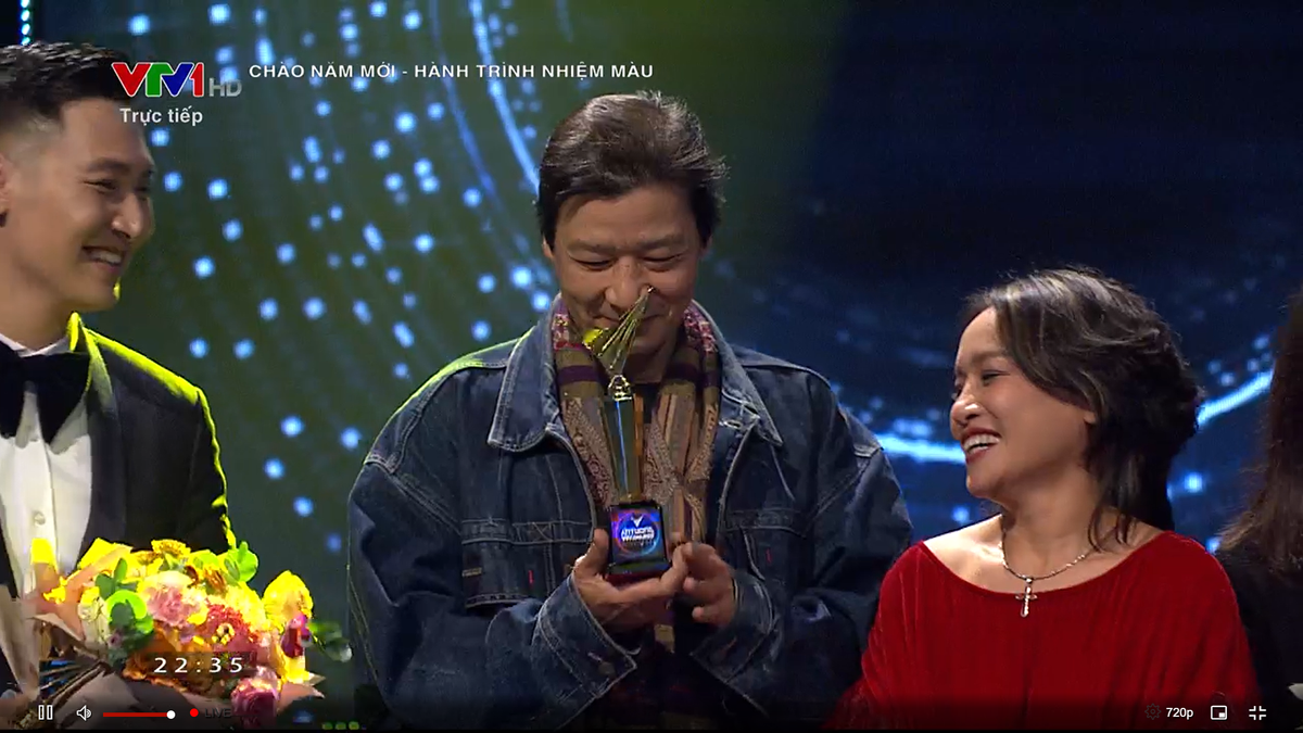 VTV Awards 2021: 'Hương vị tình thân' là phim ấn tượng nhất, Mạnh Trường - Hồng Diễm được vinh danh Ảnh 7