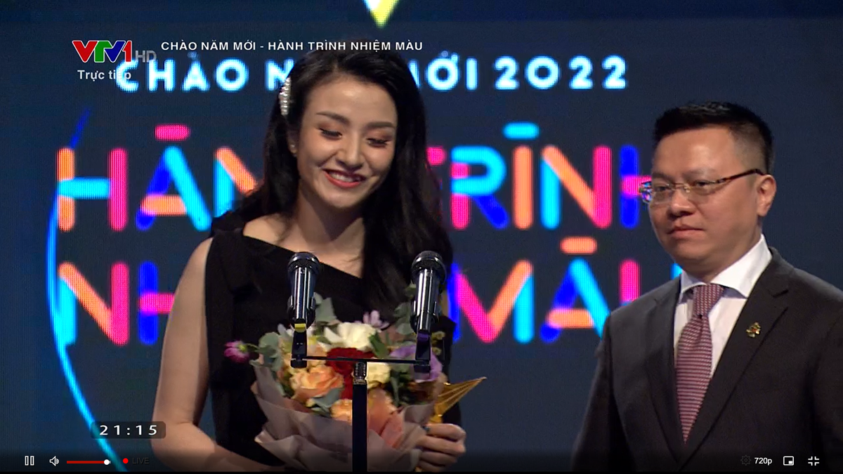 VTV Awards 2021: 'Hương vị tình thân' là phim ấn tượng nhất, Mạnh Trường - Hồng Diễm được vinh danh Ảnh 10