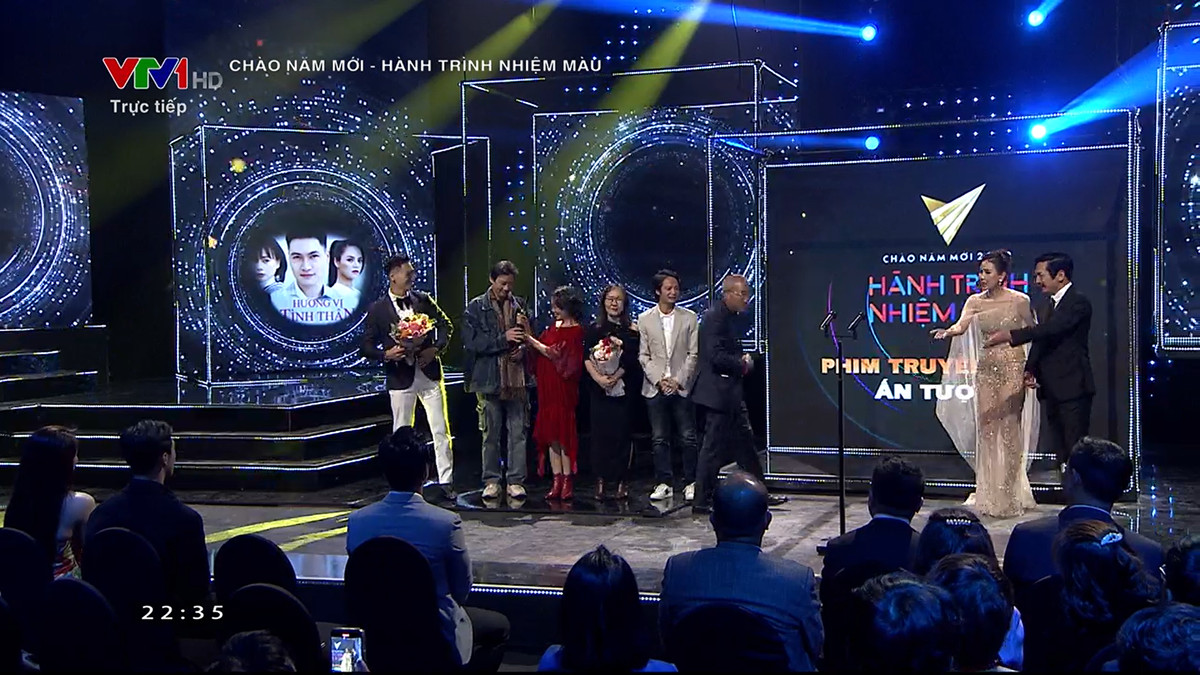 VTV Awards 2021: 'Hương vị tình thân' là phim ấn tượng nhất, Mạnh Trường - Hồng Diễm được vinh danh Ảnh 6