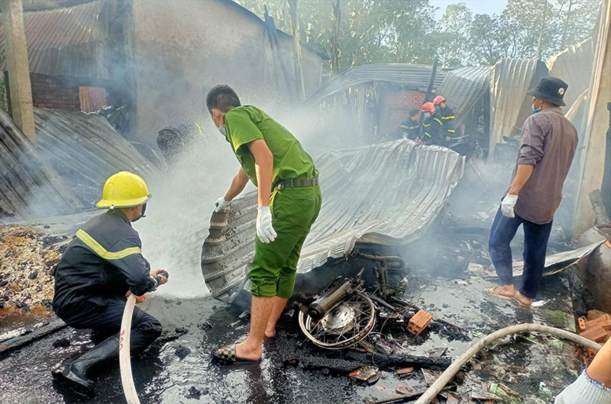 Lực lượng chức năng có mặt tại hiện trường vụ việc. Ảnh: VT/Lao Động