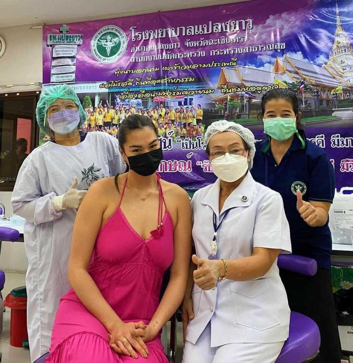 Miss Universe Thái Lan gây tranh cãi khi đi tiêm vaccine vì trang phục không phù hợp Ảnh 3