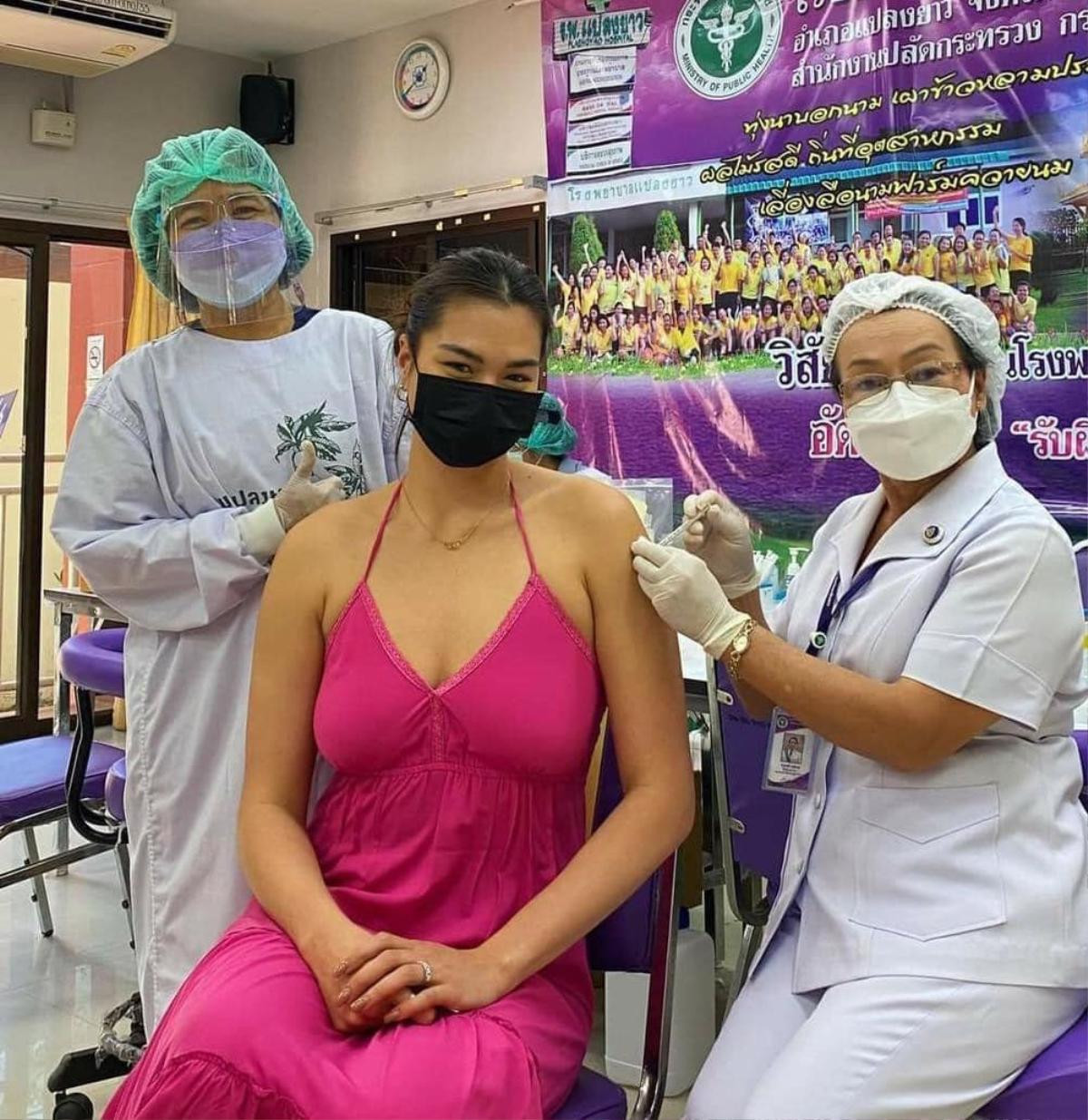 Miss Universe Thái Lan gây tranh cãi khi đi tiêm vaccine vì trang phục không phù hợp Ảnh 2