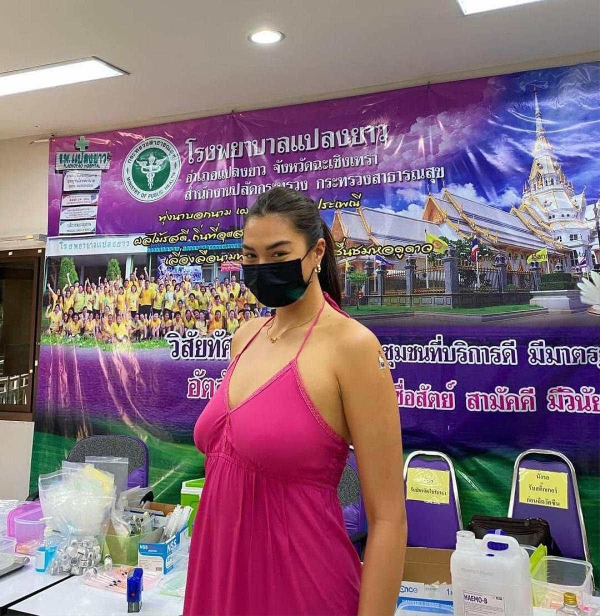 Miss Universe Thái Lan gây tranh cãi khi đi tiêm vaccine vì trang phục không phù hợp Ảnh 1