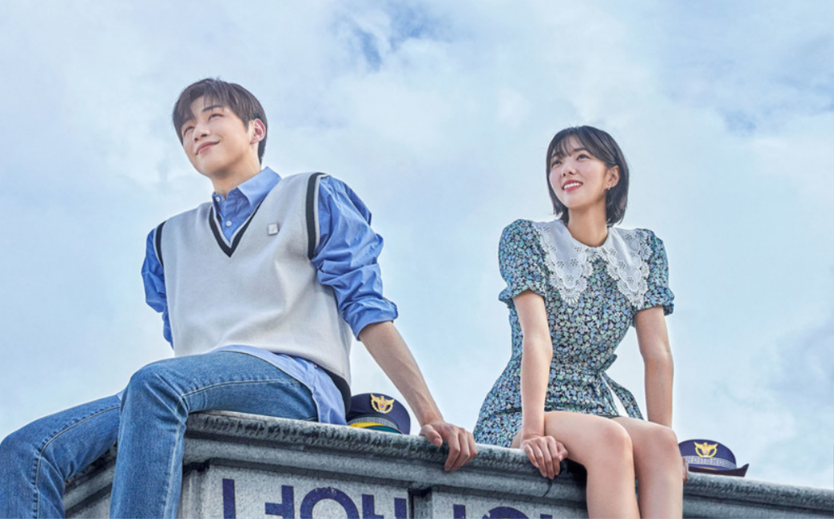 Kang Daniel tươi rói bên Chae Soo Bin trong poster phim mới 'Rookie Cops' Ảnh 1