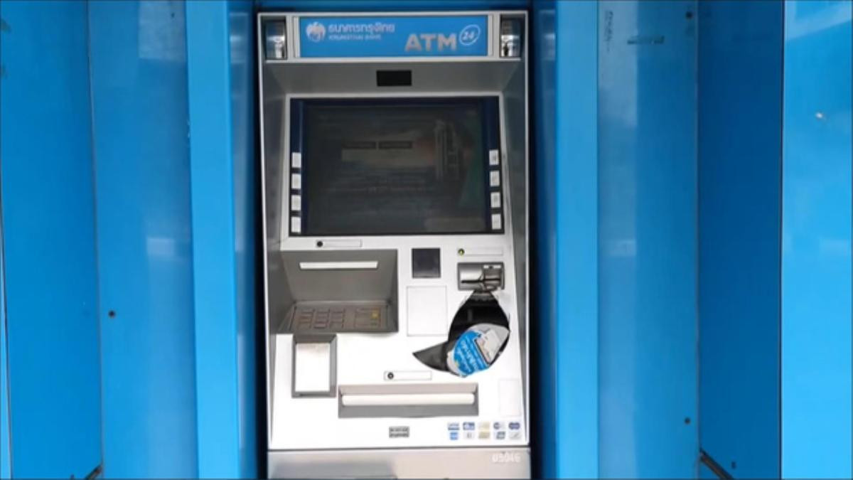 Bị cây ATM nuốt thẻ, nữ sinh viên 'điên tiết' đấm thủng chiếc máy rồi bỏ trốn Ảnh 1