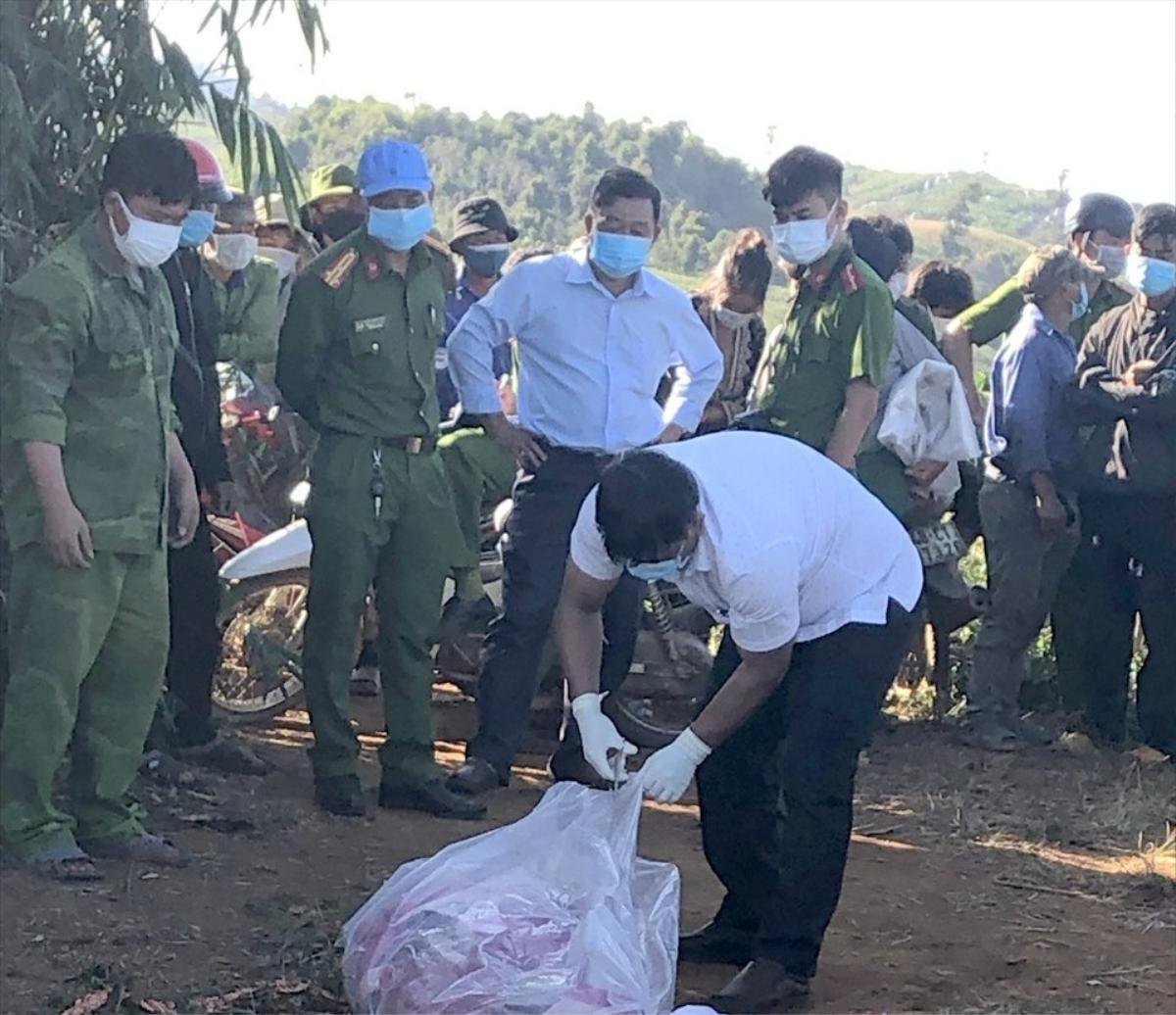 Vụ 2 cháu bé tử vong dưới hồ nước, bà nội mất tích: Tìm thấy thi thể nghi là bà nội Ảnh 1