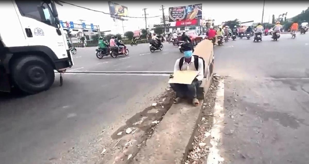 Ngồi lề đường xin tiền xe về quê, mạnh thường quân lại hỏi một câu, nam thanh niên vội co giò bỏ chạy Ảnh 1