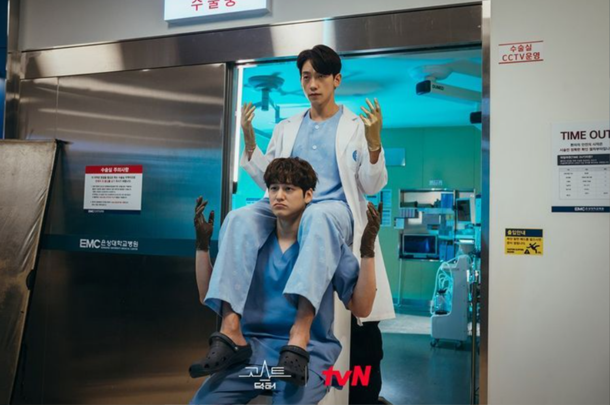 Top 7 phim Hàn về đề tài y khoa hay nhất: 'Ghost Doctor' sắp soán ngôi 'Hospital Playlist' về độ mặn mòi Ảnh 1