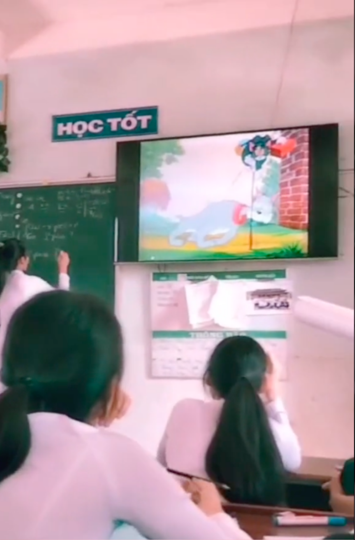 Cho học sinh lên bảng làm bài, thầy giáo âm thầm mở đoạn video này khiến dân mạng tranh cãi Ảnh 2