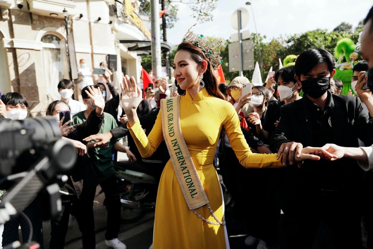 Ngày trở về của Thùy Tiên: Góc nhìn khác từ buổi diễu hành chưa từng có trong lịch sử sắc đẹp Việt Ảnh 4