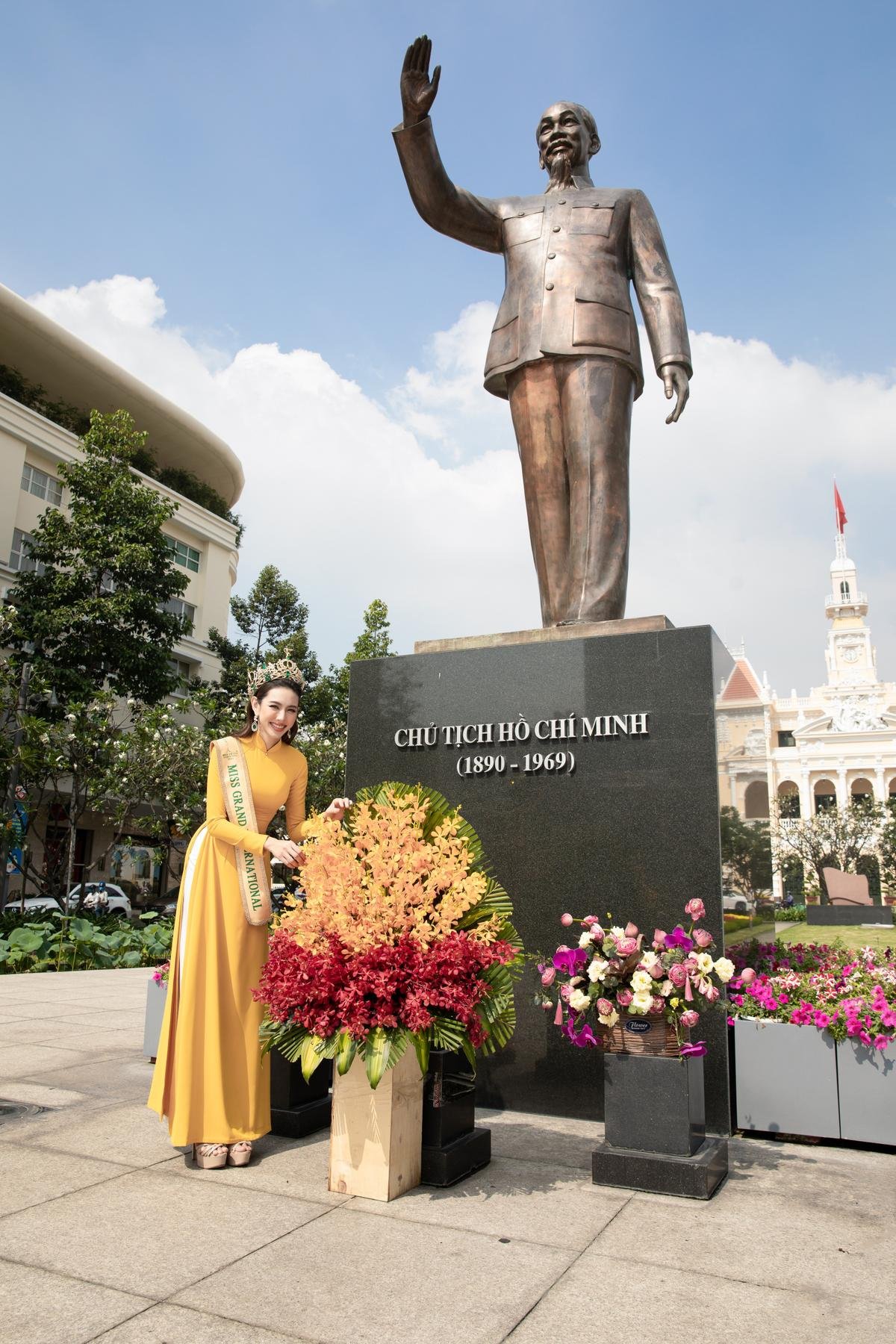 Hoa hậu Thùy Tiên xinh đẹp đi diễu hành, kính cẩn dâng hoa lên Tượng Đài Bác Hồ Ảnh 9