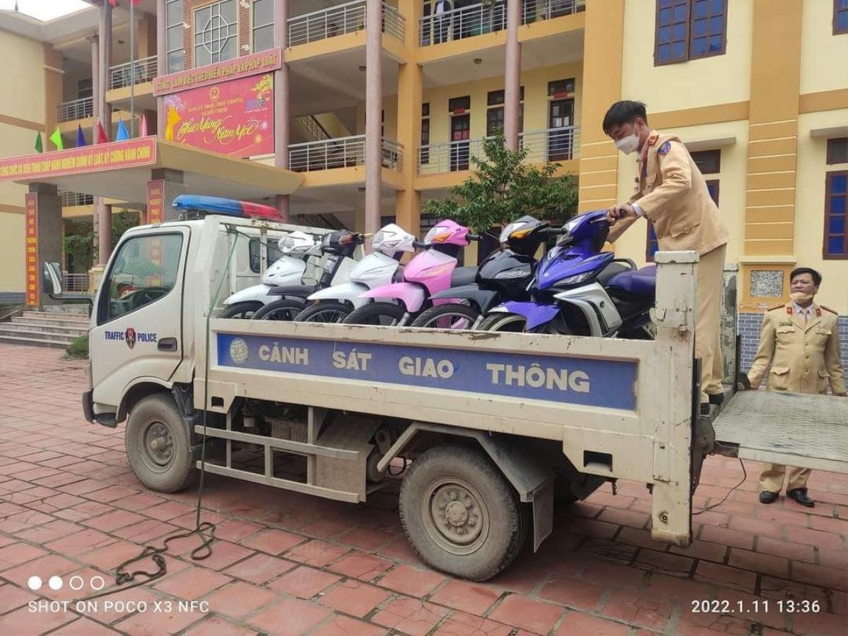 Clip: Nhóm thanh thiếu niên ngang nhiên điều khiển xe máy lạng lách, đánh võng trên đường Ảnh 2