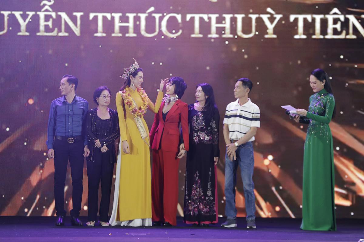 Bố của Thùy Tiên tất bật đi làm tài xế, xin nghỉ làm sớm để đến chúc mừng con gái Ảnh 2