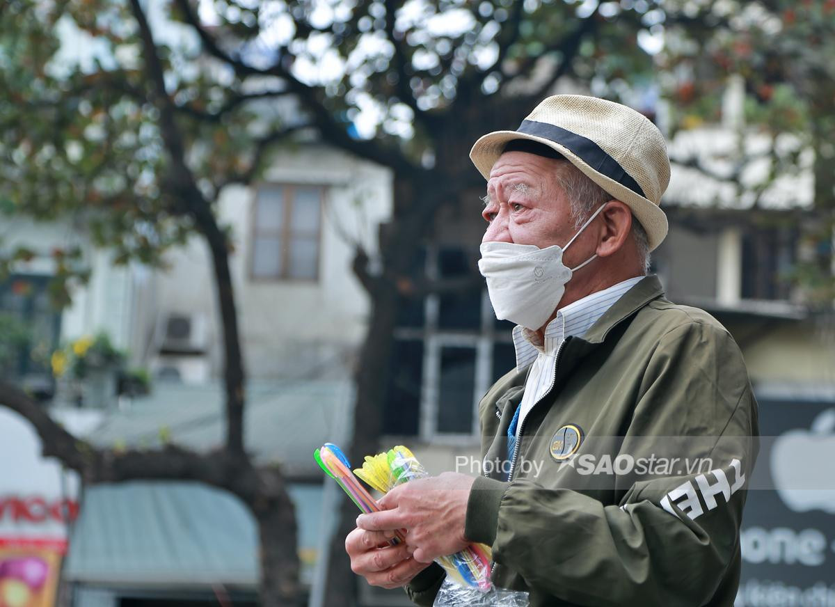 Người đàn ông quanh năm bán bút bi giữa phố Hà Nội: 'Tôi đi làm là nghỉ ngơi, ở nhà là chán nản' Ảnh 10