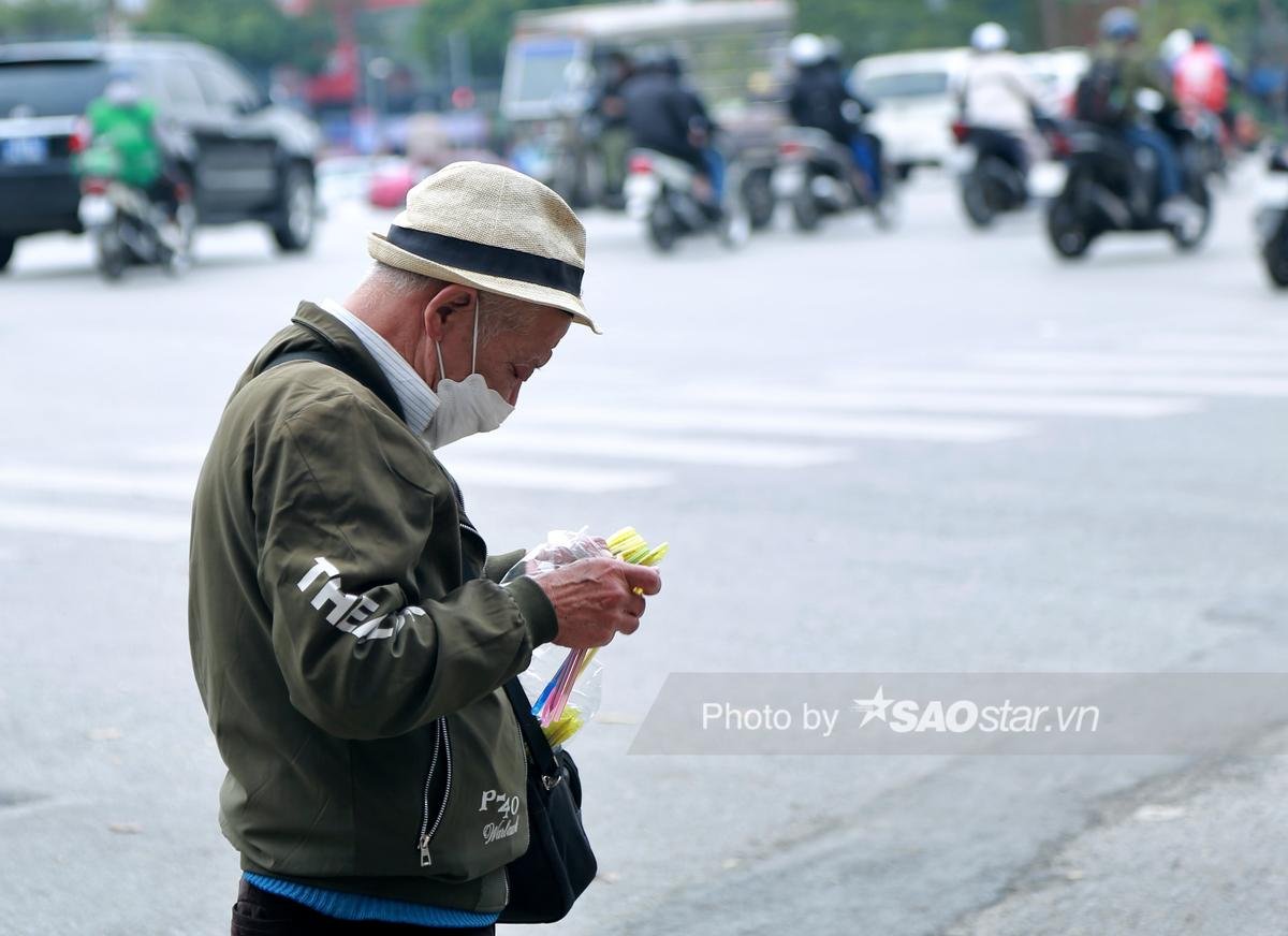 Người đàn ông quanh năm bán bút bi giữa phố Hà Nội: 'Tôi đi làm là nghỉ ngơi, ở nhà là chán nản' Ảnh 7