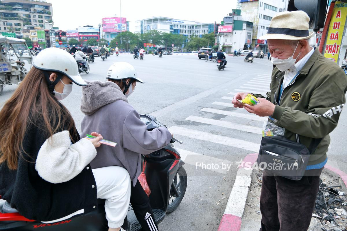 Người đàn ông quanh năm bán bút bi giữa phố Hà Nội: 'Tôi đi làm là nghỉ ngơi, ở nhà là chán nản' Ảnh 5