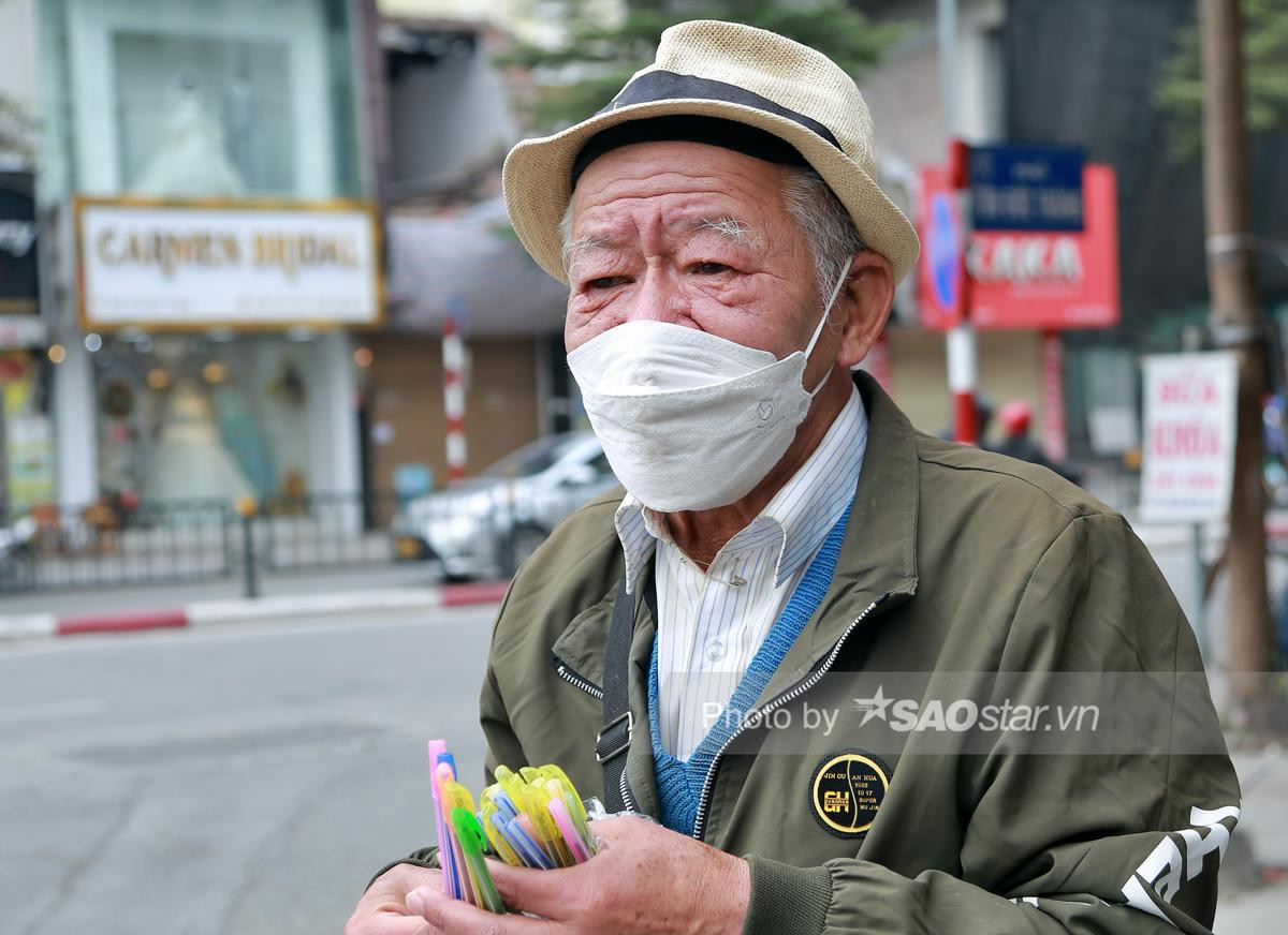 Người đàn ông quanh năm bán bút bi giữa phố Hà Nội: 'Tôi đi làm là nghỉ ngơi, ở nhà là chán nản' Ảnh 9