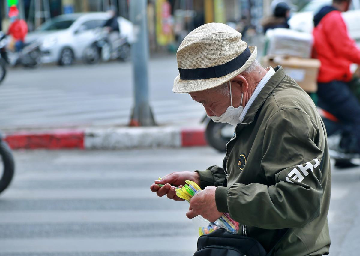 Người đàn ông quanh năm bán bút bi giữa phố Hà Nội: 'Tôi đi làm là nghỉ ngơi, ở nhà là chán nản' Ảnh 2