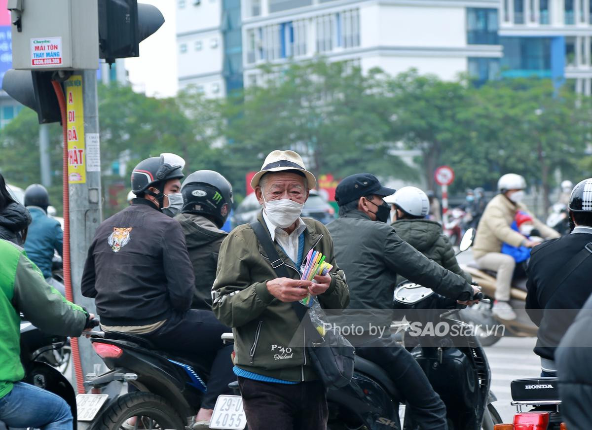 Người đàn ông quanh năm bán bút bi giữa phố Hà Nội: 'Tôi đi làm là nghỉ ngơi, ở nhà là chán nản' Ảnh 1