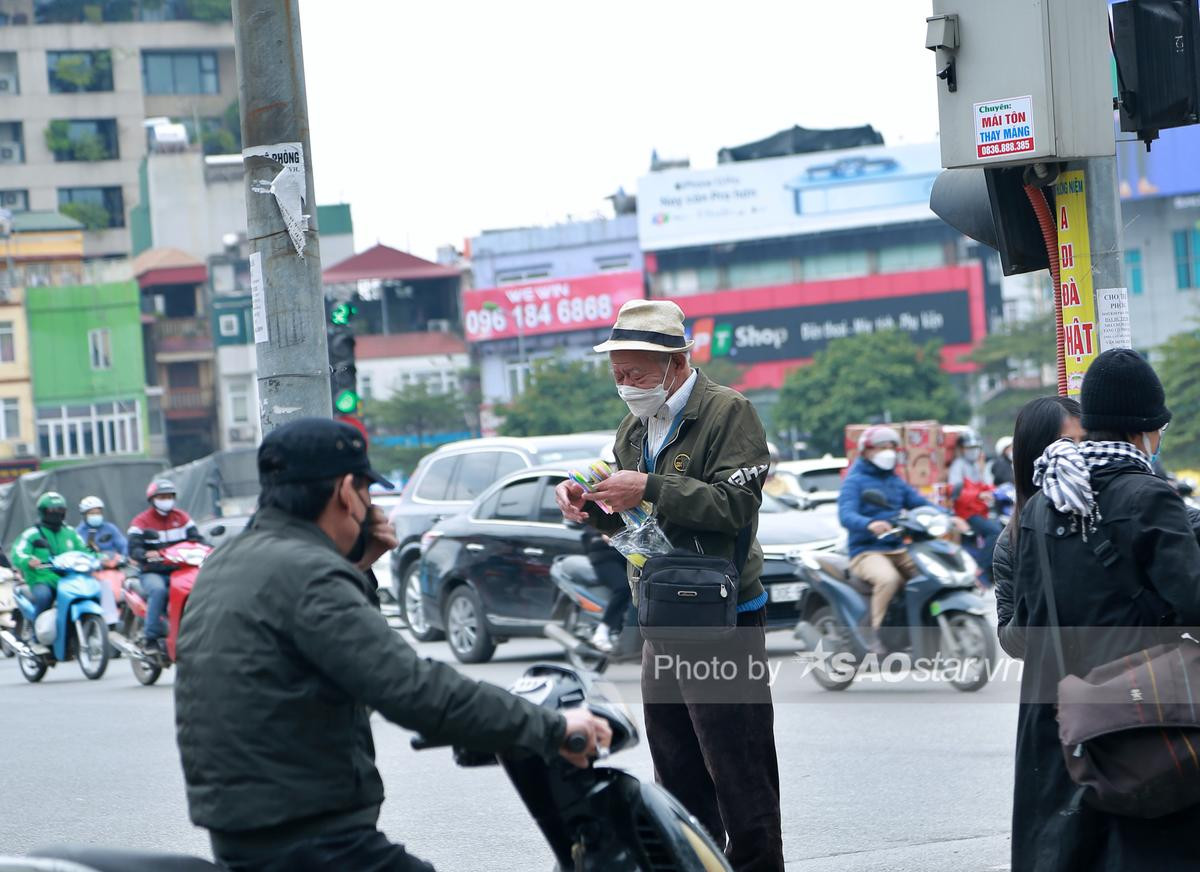 Người đàn ông quanh năm bán bút bi giữa phố Hà Nội: 'Tôi đi làm là nghỉ ngơi, ở nhà là chán nản' Ảnh 3