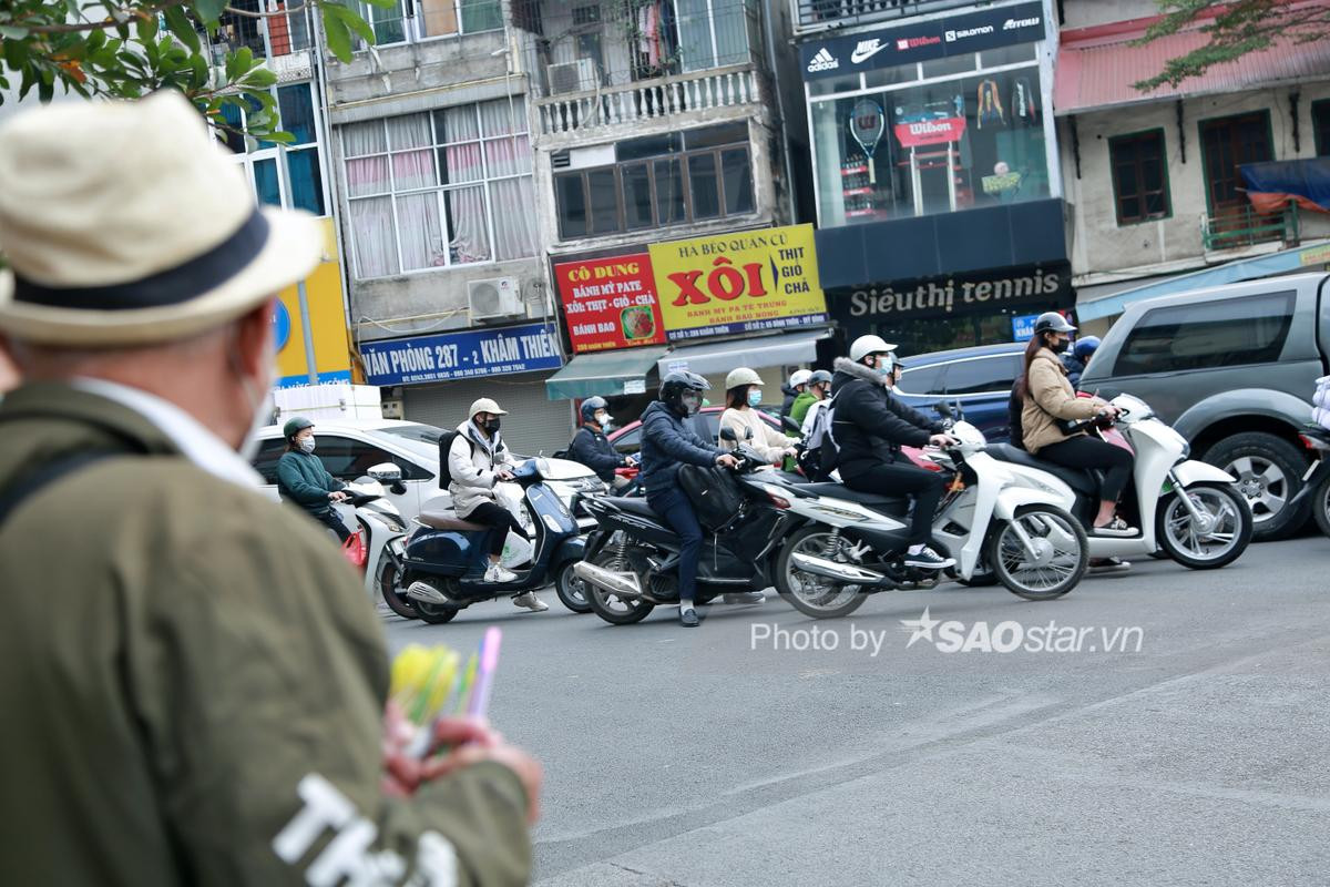 Người đàn ông quanh năm bán bút bi giữa phố Hà Nội: 'Tôi đi làm là nghỉ ngơi, ở nhà là chán nản' Ảnh 4