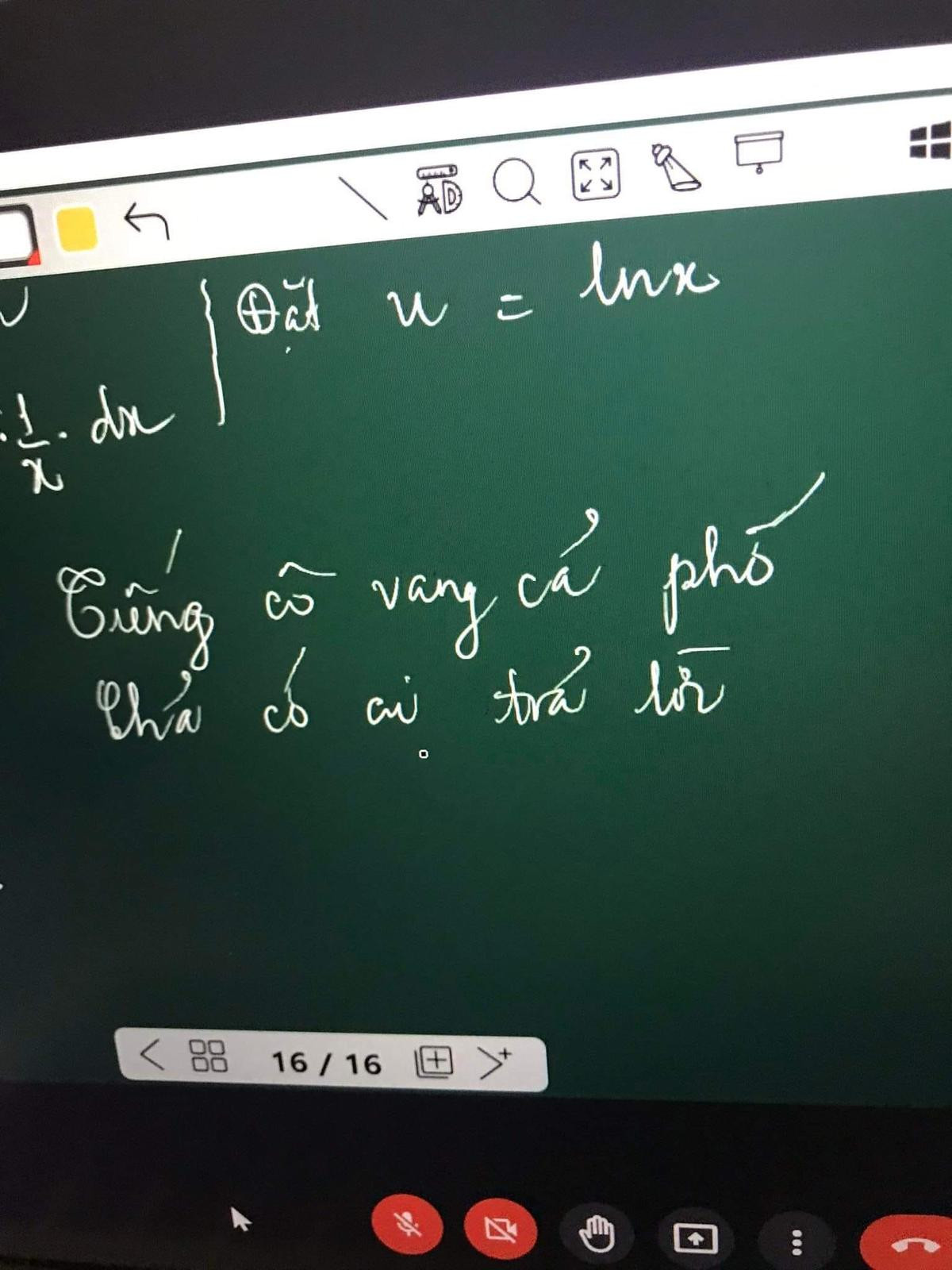 Giảng bài trong lớp online nhưng không thấy học sinh trả lời, cô giáo liền viết mấy câu đầy bất lực Ảnh 1