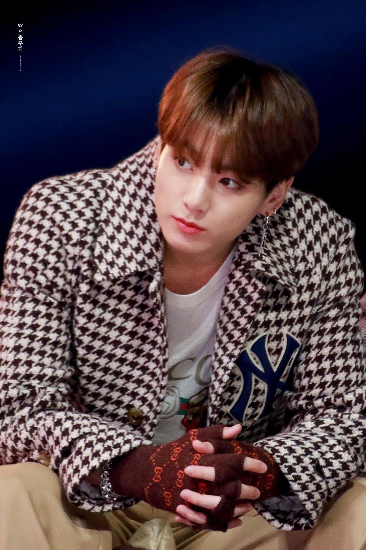 Jungkook (BTS) bị 'bắt quả tang' nhìn say đắm cô gái này, khoảnh khắc bị phát hiện mới đáng chú ý Ảnh 3