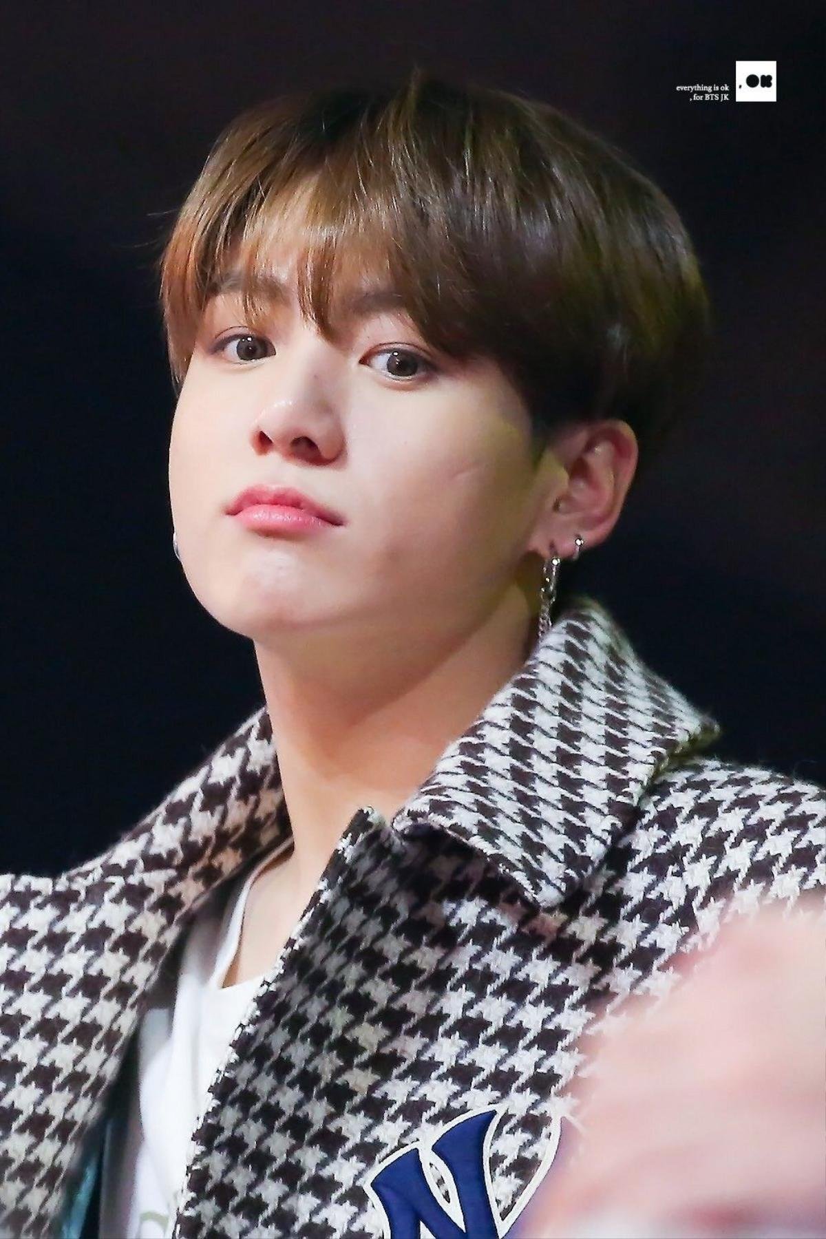 Jungkook (BTS) bị 'bắt quả tang' nhìn say đắm cô gái này, khoảnh khắc bị phát hiện mới đáng chú ý Ảnh 7